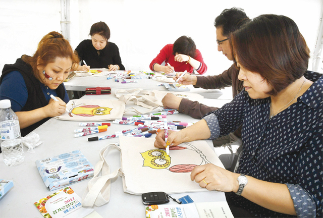 21일 수원농수산물유통센터에서 열린 2017 경기로컬푸드 페스티벌에서 관람객들이 체험부스에서 나만의 에코백을 만들고 있다.