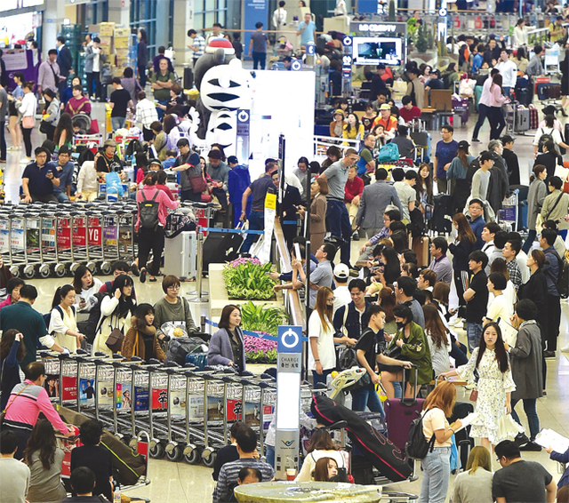 지난 10월 역대 최장기 추석연휴을 맞아 인천공항 제1여객터미널에 몰린 출국 인파 모습.