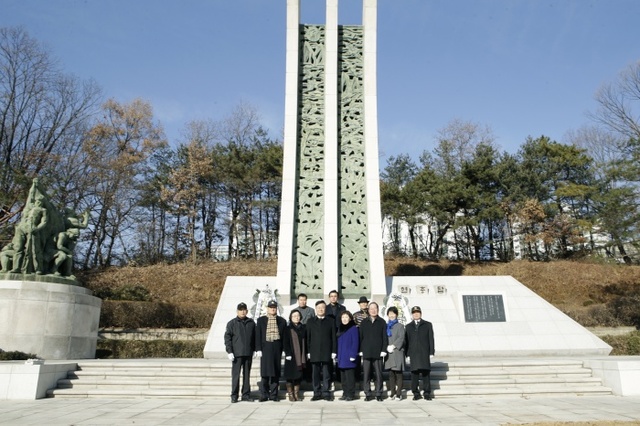 ▲ 의왕시, 현충탑 리모델링 참배식