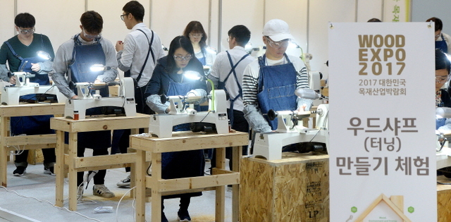 7일 오후 2017 대한민국 목재산업 박람회 행사가 열린 인천시 연수구 송도컨벤시아에서 관람객들이 우드 샤프 만들기 체험을 하고 있다.장용준기자