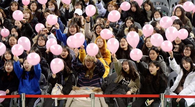 ▲ 7일 오전 인천시 부평구 삼산월드체육관에서 열린 '2017 꿈과 미래를 향한 Mind Up' 행사에서 무사히 수능시험을 마친 고3 수험생들이 모처럼의 즐거운 시간을 갖고 있다. 장용준기자