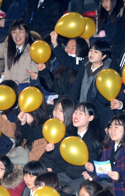 ▲ 7일 오전 인천시 부평구 삼산월드체육관에서 열린 '2017 꿈과 미래를 향한 Mind Up' 행사에서 무사히 수능시험을 마친 고3 수험생들이 모처럼의 즐거운 시간을 갖고 있다. 장용준기자