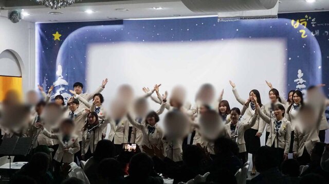 ▲ 지난 8일 열린 광명시정신건강복지센터 송년회에서 드림합창단이 축하공연을 하고 있다. 광명시 제공