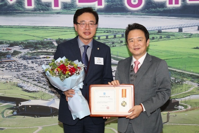 ▲ 고양시의회 소영환 의장, 경기북부발전 기여공로 도지사 표창 수상 영예