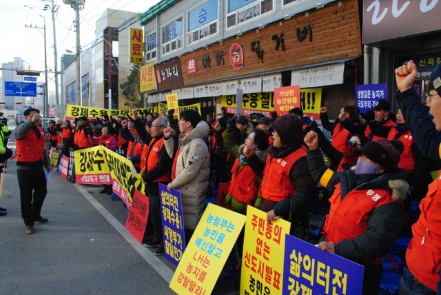 ▲ 9일 오후 남양주시 진접읍 김한정 국회의원 지역사무실 앞 도로에서 ‘진접제2지구 수용반대 대책위원회’가 총 집회를 열고 ‘강제수용 백지화’를 촉구하고 있다. 하지은기자 (1)