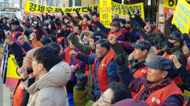 ▲ 9일 오후 남양주시 진접읍 김한정 국회의원 지역사무실 앞 도로에서 ‘진접제2지구 수용반대 대책위원회’가 총 집회를 열고 ‘강제수용 백지화’를 촉구하고 있다. 하지은기자 (6)