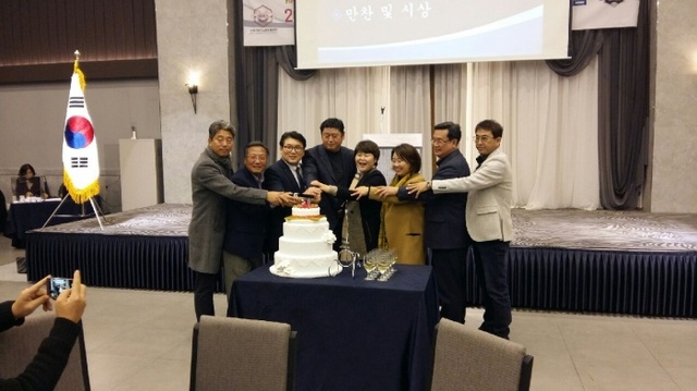 ▲ 수원시야구소프트볼협회가 10일 수원월드컵경기장 WI컨벤션에서 ‘2017 수원시 야구소프트볼 협회 송년의 밤’을 가졌다. 수원시야구소프트볼협회 제공
