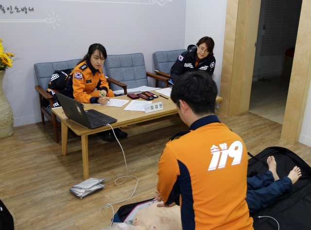 ▲ 용인소방서 구급대원이 2017년 하반기 소방전술훈련 평가를 위해 마네킨을 이용한 심폐소생술을 실시하고 있다.