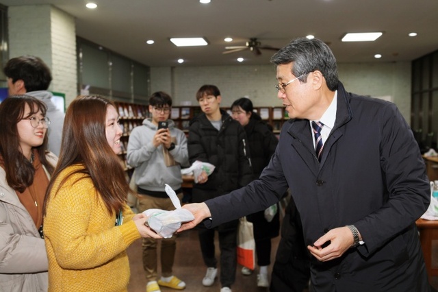 ▲ 삼육대 김성익 총장 간식 나눔 (1)