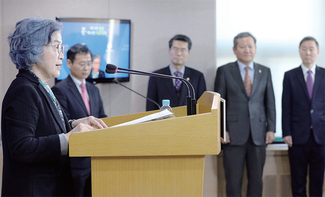 ▲ 박은정 국민권익위원장이 12일 오후 정부서울청사에서 부정청탁금지법 1년을 맞아 사회경제적 영향에 대한 분석결과를 발표하고 있다. 연합뉴스