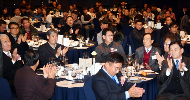 ▲ 13일 라마다프라자 수원호텔에서 열린 ‘2017년 경기도 품질경영개선 성과보고회’에서 박태환 경기도 기업지원과장, 임현철 한국표준협회 전무, 신선철 경기일보 회장 등 참석자들이 박수를 치고 있다.전형민기자