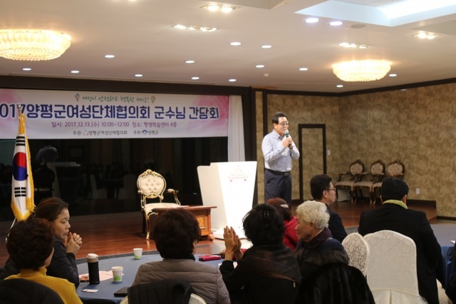 ▲ 군정간담회에서 김선교군수가 여성단체회원들의 질문에 답하고 있다.