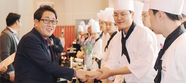 김선교 군수가 인재개발을 위한 고교특성화 과정을 운영하는 양동고의 특성화실습평가대회에 참석, 학생들을 격려하고 있다.