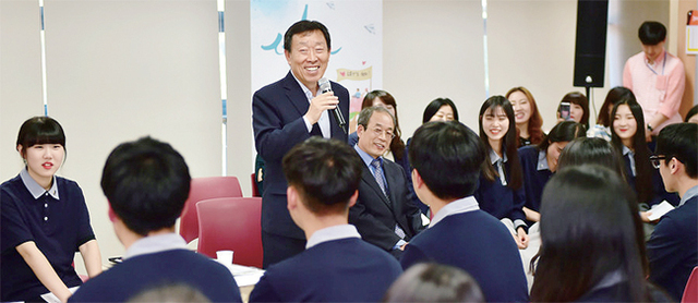 각계각층 시민과 격 없이 대화를 나누면서 현장을 이해하기 위한 ‘사람중심 이야기마당’ 행사에서 제종길 안산시장이 시민과 이야기를 나누고 있다.