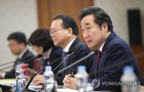 ▲ 이낙연 국무총리가 14일 정부서울청사에서 열린 국정현안점검조정회의 서두에서 가상통화 보도자료 초안이 유출된 사안에 대해 충격적이라고 밝혔다. 사진/연합뉴스