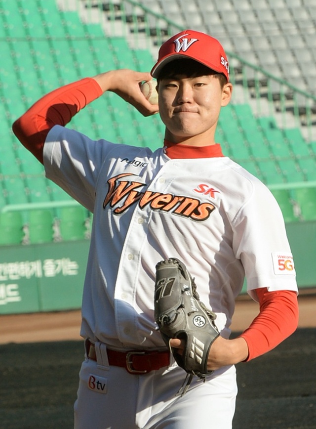 ▲ 프로야구 SK 와이번스 유망주 투수 정동윤.장용준 기자
