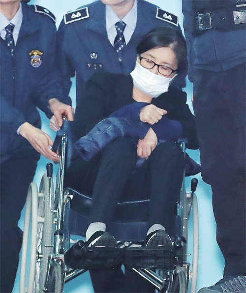 ▲ 헌정 초유의 대통령 탄핵을 몰고 온 국정농단 사건의 핵심 인물인 ‘비선실세’ 최순실씨가 1심 결심공판을 마치고 14일 오후 서울 서초구 서울중앙지법을 나서고 있다. 검찰은 이날 최씨에게 징역 25년과 벌금 1천185억 원, 추징금 77억 9천735만 원을 구형했다. 연합뉴스