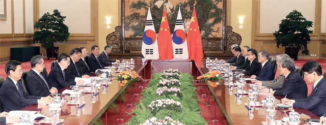 ▲ 중국을 국빈 방문 중인 문재인 대통령이 14일 오후 베이징 인민대회당 동대청에서 시진핑 중국 국가주석과 확대 정상회담을 하고 있다.   연합뉴스