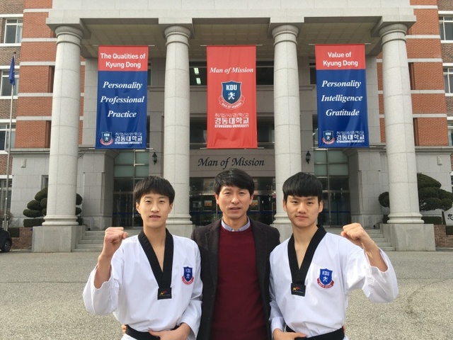 ▲ 시범단 선발 학생과 나채만 지도교수1