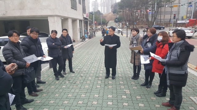 ▲ 김정우 국회읜원과 신기초 학부모들, 이마트 트레이더스 군포 관계자들이 신기초에서 교통안전에 대해 현장 점검을 실시하소 있다.