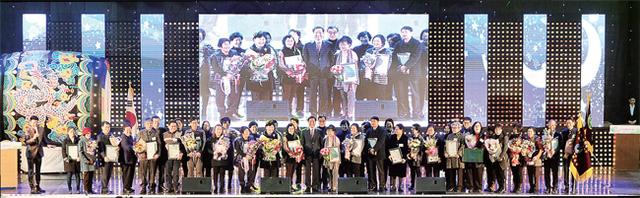 ▲ 2017 인천 자원봉사자의날 기념행사가 열린 15일 오후 행사장인 인천시 연수구 선학체육관에서 영예의 대한민국 자원봉사 대상과 우수자원 봉사자 표창 수상자들이 시상을 마친후 유정복 인천시장과 기념촬영을 하고 있다. 장용준기자