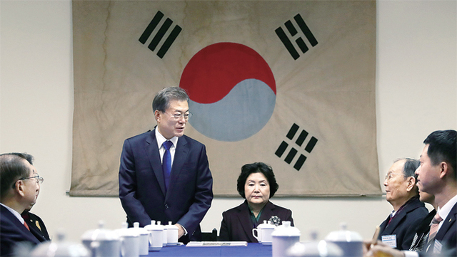 ▲ 중국을 국빈 방문 중인 문재인 대통령이 16일 오전 충칭 대한민국 임시정부 청사를 찾아 김자동 대한민국 임시정부 기념사업회장 등 후손들과 간담회를 열고 있다. 연합뉴스