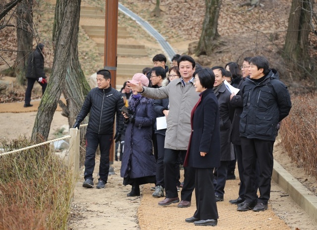 최근 부천시 송내동 449의 28에서 열린 송내공원 준공식에 김만수 부천시장을 비롯해 관계자들이 참석, 송내공원을 둘러보고 있다. 부천시 제공