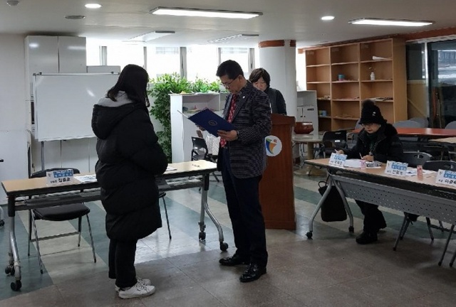 ▲ 광명시 광명5동 너부대문화축제추진위원회는 지난 18일 너부대문화축제 수익금으로 저소득 가정 청소년에게 장학금을 전달했다. 광명시 제공