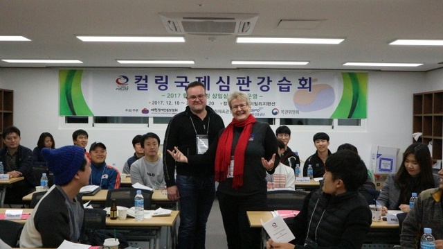 ▲ 대한장애인컬링협회 주최로 열린 국제심판 강습회에서 두 강사가 설명을 하고 있다.대한장애인컬링협회 제공