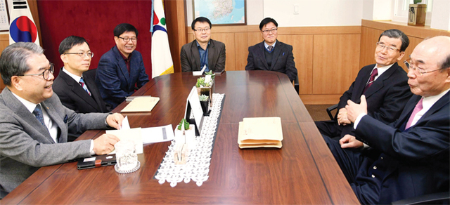 ▲ 20일 경기도교육청 교육감실에서 열린 역대 경기도 교육감 간담회에서 이재정 경기도교육감과 조성윤, 윤옥기 전 교육감 등 참석자들이 대화를 나누고 있다. 전형민기자