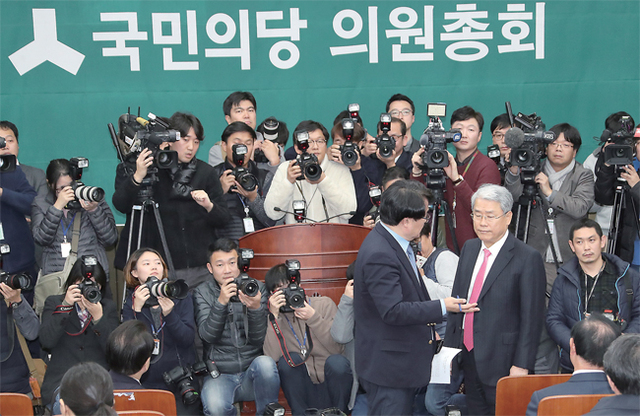 ▲ 국민의당 의총, 安 불참 국민의당 김동철 원내대표 20일 국회에서 열린 의원총회에서 송기석 대표비서실장에게 바른정당과의 통합을 전당원 투표를 제안한 안철수 대표의 의원총회 참석을 확인하고 있다. 연합뉴스