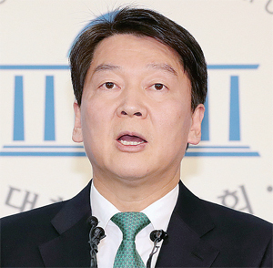 ▲ 국민의당 안철수 대표가 20일 오전 국회 정론관에서 바른정당과의 합당안을 제시하며 기자회견을 하고 있다. 연합뉴스