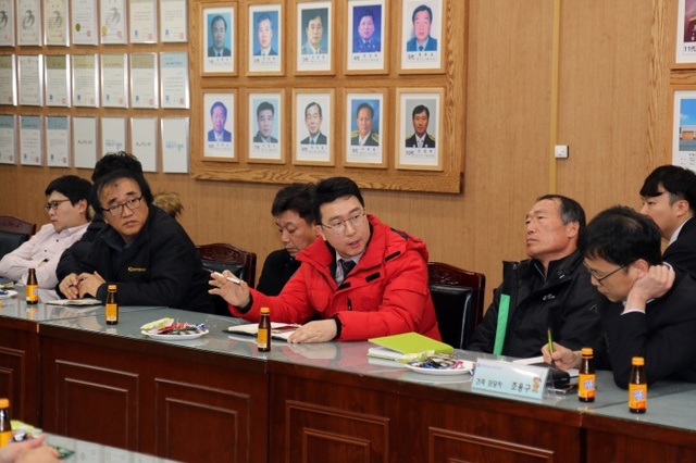 ▲ 소방시설관련업 관계자가 용인소방서 민원팀장에게 소방관련 법령에 대한 질의를 하고 있다.