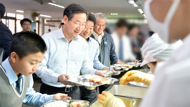 인천시가 내년부터 전국 광역자치단체로는 최초로 어린이집에서 고등학교까지 무상급식을 실시한다. 사진은 유정복 시장이 인천시 남동구 동인천중학교에서 급식을 배식 받는 장면.