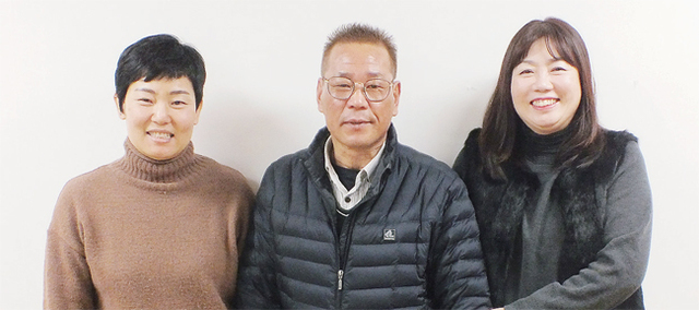 ▲ 경기광역자활센터의 매입임대주택 위탁관리사업으로 보금자리를 얻게된 고태희씨(가운데)와 장미선 경기수원자활센터 관장(오른족)