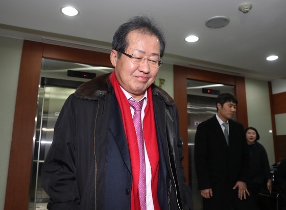 ‘성완종 리스트’ 사건으로 재판에 넘겨진 홍준표(63) 자유한국당 대표가 대법원에서 무죄를 확정받았다. 연합뉴스.jpg