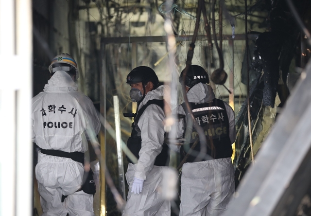 ▲ 23일 오전 충북 제천 스포츠센터 화재현장에서 경찰, 소방 관계자 등이 2차 현장 감식을 하고 있다.   /연합