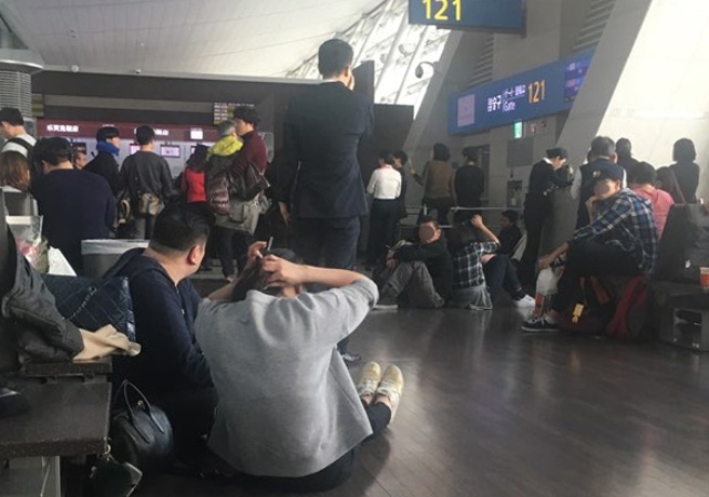 23일 오전 경기 서해안과 내륙 일부 지역에 안개가 짙게 끼면서 인천국제공항을 출발하는 비행기가 잇달아 지연·회항해 항공기 운항에 차질을 빚었다. 이날 오전 7시 50분께 인천공항을 출발해 마카오로 향할 예정이던 에어마카오 NX825 편의 승객들이 낮 12시가 지나서도 탑승하지 못하고 탑승구에 대기하고 있다.   /연합