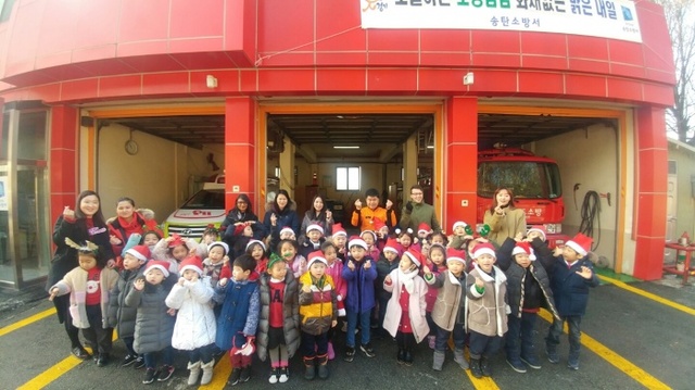 ▲ 송탄소방서 유치원생들이 진위119안전센터에 방문하여 감사인사를 전한 후 기념사진 촬영