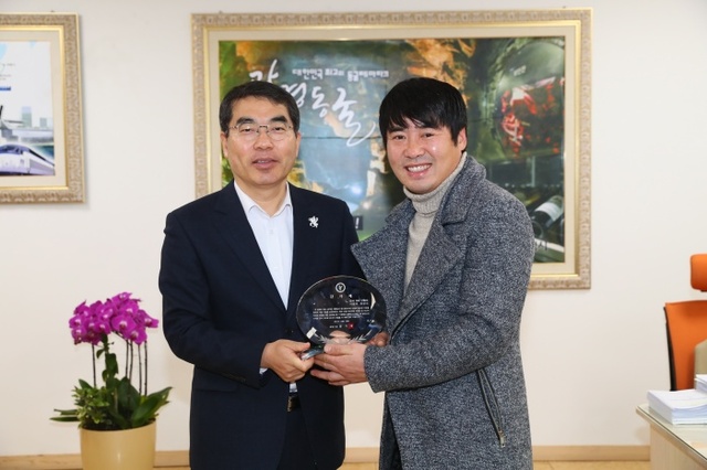 ▲ 양기대 광명시장이 지난 22일 사랑의 짜장차 봉사자들에게 감사패를 전달하고 있다. 광명시 제공