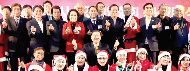▲ 25일 오전 인천시청 중앙홀에서 열린 ‘㈔인천비전기업협회‘2017 우수ㅊ기업인 시상식’행사에서 유정복 인천시장과 제갈원영 인천시의회 의장, 윤관석 국회의원, 오동근 본보 인천본사 사장을 비롯한 참석자들이 기념촬영을 하고 있다. 인천시 제공