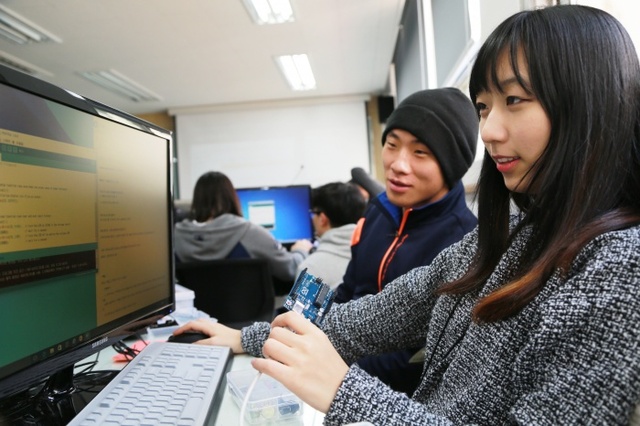 ▲ 사진 -가천대 학생들이 아두이노로 LED를 작동시키며 소프트웨어 작동 원리를 배우고 있다.