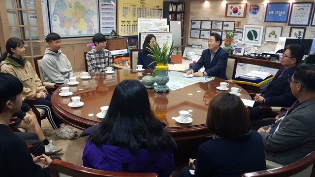 ▲ 양평군 청소년위원회 대표학생들과 김선교군수가 간담회를 가지고 청소년들의 정책에 대한 학생들의 의견을 청취하고 건의사항도 들었다.