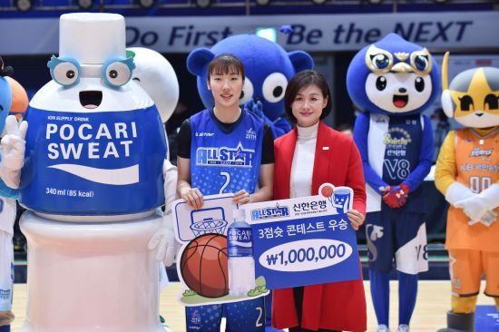 ▲ WKBL 올스타전 포카리스웨트 3점슛 콘테스트에서 우승한 우리은행 박혜진 선수와 동아오츠카 이진숙 상무이사가 시상 뒤 기념촬영을 하고 있다.동아오츠카 제공