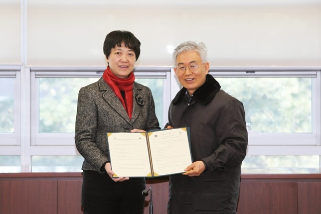 ▲ (왼쪽부터) 광동외어외무대학 저우 둥란 중문학과 당서기, 삼육대 국제교육원 이기갑 원장