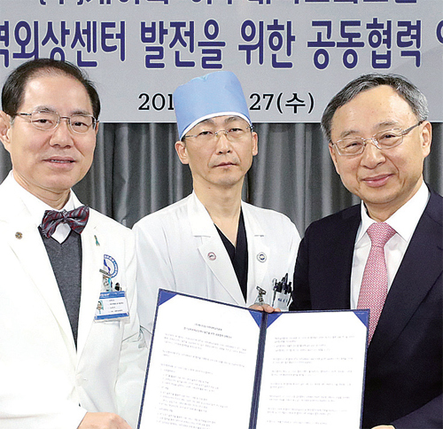 ▲ 왼쪽부터) 유희석 아주대 총장 직무대행 겸 의료원장, 이국종 경기남부권역외상센터장, 황창규 KT 회장이 기념촬영하고 있다. KT 제공