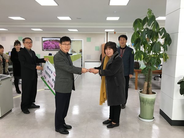 ▲ 사본 -1.+좋은이들+공연단이+올+한해+자선공연으로+모은+성금+100만+원을+전달하고+있다