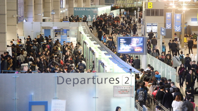 ▲ 2017년 연말연시 연휴 이틀째인 31일 오전 인천시 중구 인천공항 3층 출국장에 해외로 출국하는 여행객들로 붐비고 있다.장용준기자