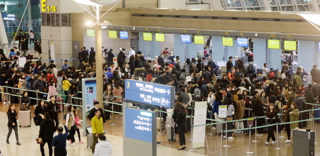 ▲ 2017년 연말연시 연휴 이틀째인 31일 오전 인천시 중구 인천공항 3층 출국장에 해외로 출국하는 여행객들로 붐비고 있다.장용준기자