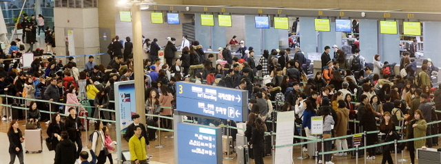 ▲ 2017년 연말연시 연휴 이틀째인 31일 오전 인천시 중구 인천공항 3층 출국장에 해외로 출국하는 여행객들로 붐비고 있다.장용준기자